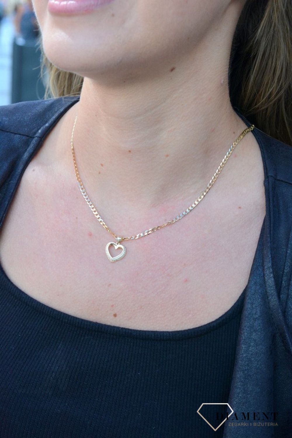 Złota zawieszka serce wysadzane cyrkoniami próba 333 ZA 5207 333. . Piękna złota zawieszka w kształcie serca. Wisiorek z symbolem miłości to idealny pomysł na prezent, którym wyjawimy swoje uczucia..jpg